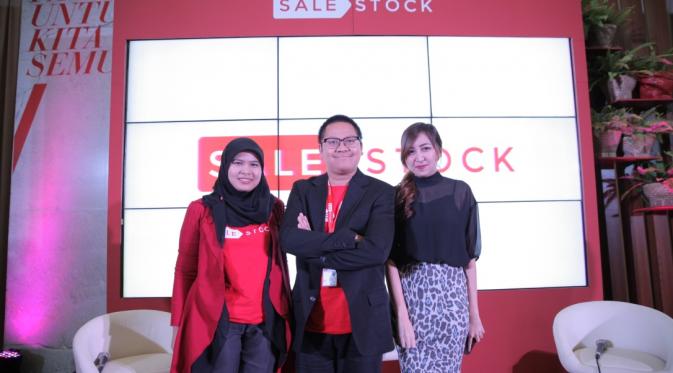 Lingga Madu, Adilla Inda Diningsih, dan Marsha Windriarani bersama-sama dengan para model Sale Stock Indonesia.