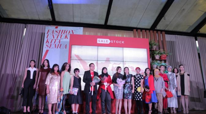 Para model memperagakan koleksi busana Sale Stock Indonesia.