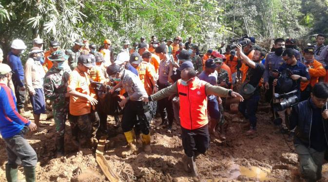 Suasana evakuasi di Desa Ciok, Purworejo, Jateng. (Edhie Prayitno Ige/Liputan6.com)