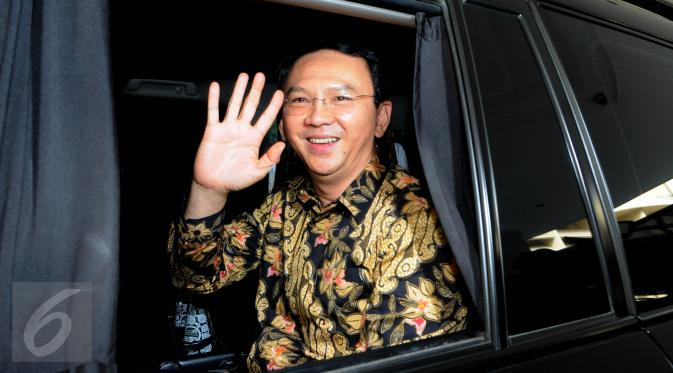Gubernur DKI Jakarta, Basuki T Purnama (Ahok) menaiki mobil usai diperiksa di Bareskrim, Jakarta, Selasa (21/6). Kedatangannya untuk menjalani pemeriksaan sebagai saksi dalam dugaan korupsi pengadaan UPS. (Liputan6.com/Helmi Afandi) 