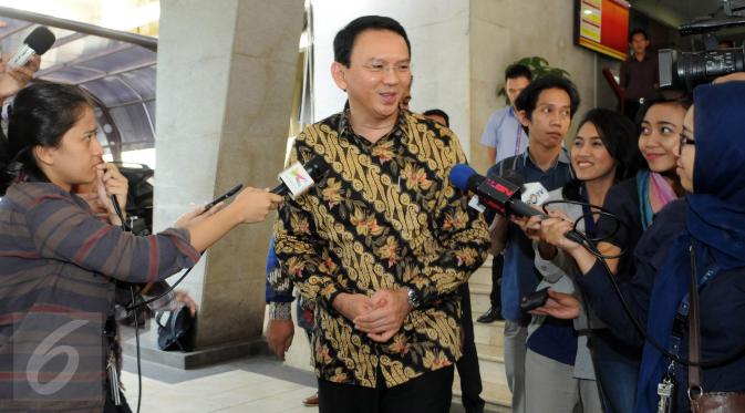 Gubernur DKI Jakarta, Basuki T Purnama (Ahok) menjawab pertanyaan wartawan usai diperiksa di Bareskrim, Jakarta, (21/6). Kedatangannya untuk menjalani pemeriksaan sebagai saksi dalam dugaan korupsi pengadaan UPS. (Liputan6.com/Helmi Afandi) 