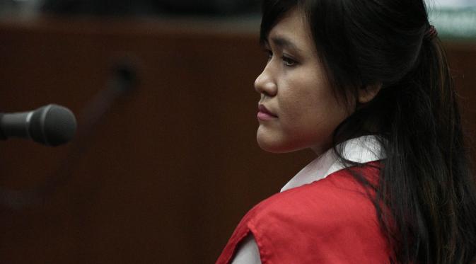Jessica Kumala Wongso, tersangka pembunuhan Wayan Mirna Salihin, mendengarkan jawaban Jaksa Penuntut Umum (JPU) dalam sidang lanjutan di PN Jakarta Pusat, Selasa (21/6). Sidang tersebut dipimpin Ketua Majelis Hakim Kisyoro. (Liputan6.com/Faizal Fanani)