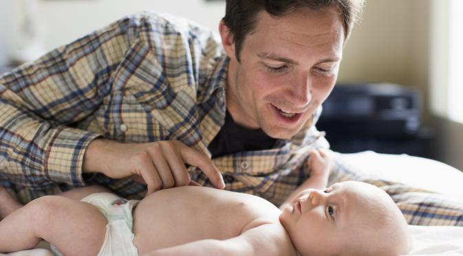 Apakah Seorang Ayah Baru Juga Butuh Cuti untuk Mengurus Bayinya? (Foto: i.huffpost.com)