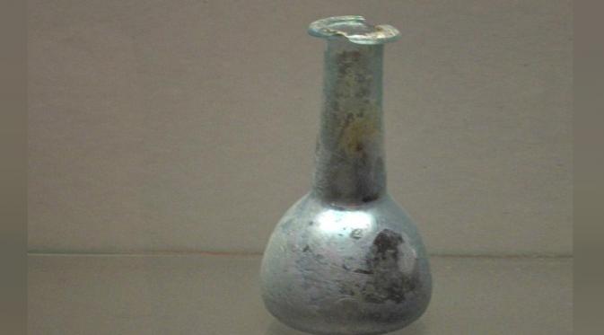 Lacrymatory, botol untuk menampung air mata (Beja Museum/Georges Jansoone)