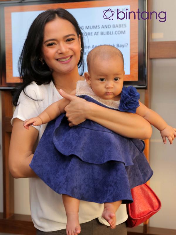 Bahkan anak keduanya ini, oleh istri Krishna Adhyata Pratama itu selalu diabadikan untuk terus mengikuti perkembangan buah hatinya. (Andy Masela/Dok. Bintang.com)