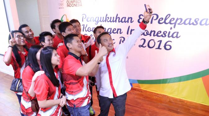 Menpora, Imam Nahrowi dan CDM Olympiade Rio 2016, Raja Sapta Oktohari berfoto selfie bersama  kontingen Indonesia untuk Olimpiade Rio 2016 di  di Kantor Kemenpora, Jakarta, Selasa (21/6/2016). (Bola.ccom/Nicklas Hanoatubun)
