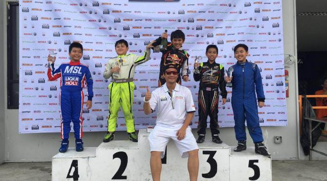 Sergio Noor saat berada di podium juara kejuaraan Rotax Max Challenge di Thailand (Istimewa/Liputan6.com)