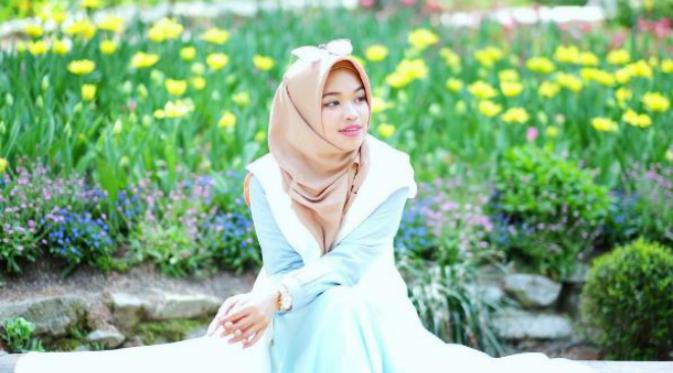 Kini gaya hijab syar'i ala Teh Ninih digemari hijabers lewat desain stylish dan cantik putri Aa Gym Ghaida Tsurraya. Lihat di sini