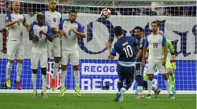 Selebrasi pemain Argentina, Lionel Messi, setelah mencetak gol ke gawang timnas AS pada laga semifinal Copa America 2016, Rabu (22/6/2016). (AFP)