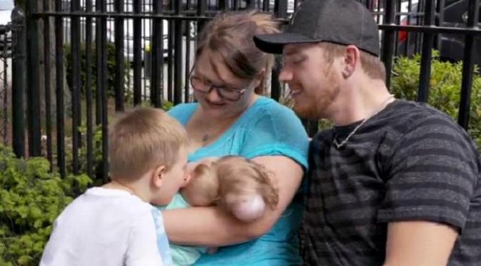 Suatu kondisi langka dialami seorang bayi yang lahir dengan otak berada di luar tengkoraknya. (Sumber Facebook via news.com.au)
