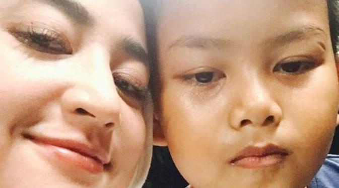 Dewi Perssik bersama anak angkatnya, Gabriel. (Instagram - @dewiperssik16)