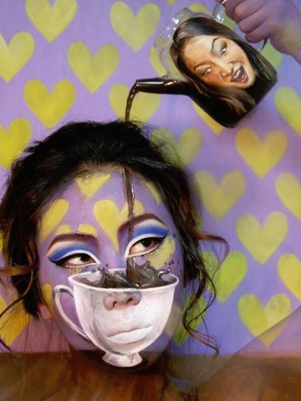 Dain Yoon membuat ilusi seperti cangkir yang dituangi air dengan menggunakan makeup di wajahnya. Sumber : mymodernmet.com
