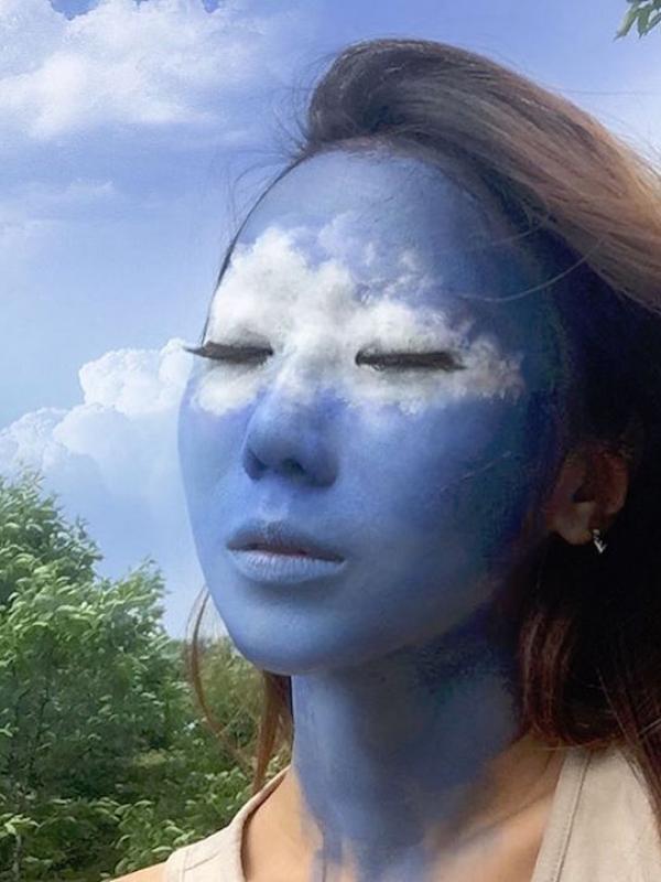 Dain Yoon membuat ilusi seperti awan di langit dengan menggunakan makeup di wajahnya. Sumber : mymodernmet.com