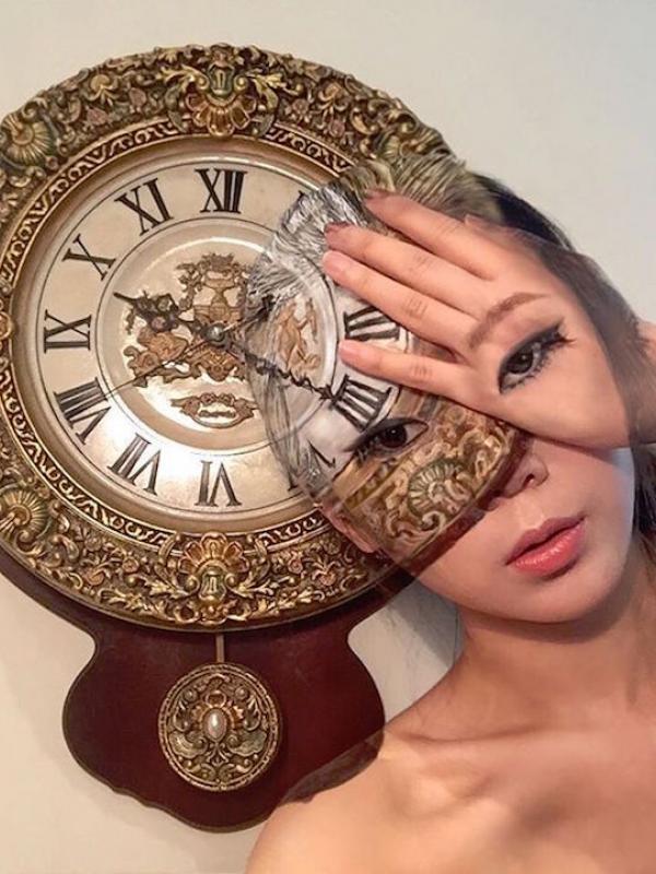 Dain Yoon membuat ilusi seperti jam hias dengan menggunakan makeup di wajahnya. Sumber : mymodernmet.com