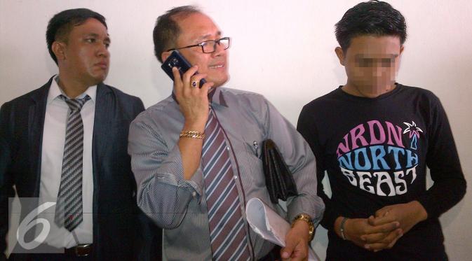 DS, Korban Saipul Jamil (paling kanan, mengenakan kaos hitam) didampingi pencaranya mendatangi Polda Metro Jaya. [Foto: Fachrur Rozie/Liputan6.com]