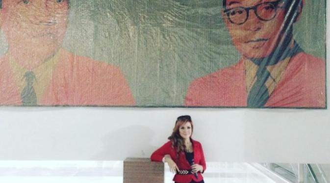 Artis Kumala Sari berpose di depan lukisan Soekarno Hatta di Terminal 3 Bandara Soekarno Hatta. Lukisan ini menjadi satu dari karya seniman ternama Indonesia yang dipajang di area penumpang bandara. Foto : @barbiekumalasari | Instagram