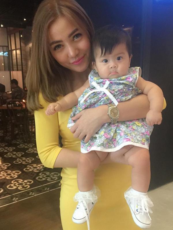 Bella Shofie bersama seorang anak kecil. [Foto: Instagram Bella Shofie]