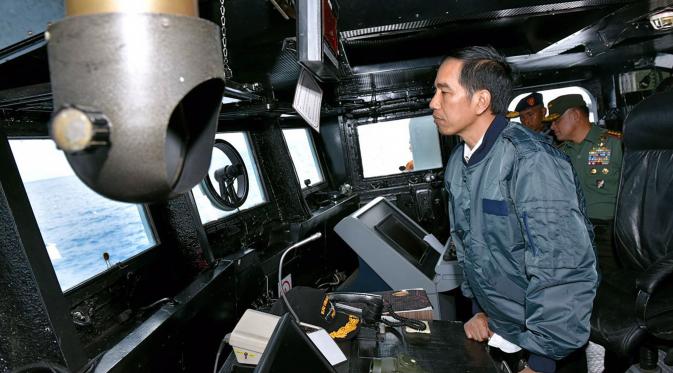 Presiden Joko Widodo (Jokowi) saat berada di dalam kapal perang KRI Imam Bonjol 383 di perairan Natuna, Kepulauan Riau, Kamis (23/6). Jokowi mengadakan rapat terbatas tentang Natuna di atas kapal perang tersebut (Foto: Setpres)