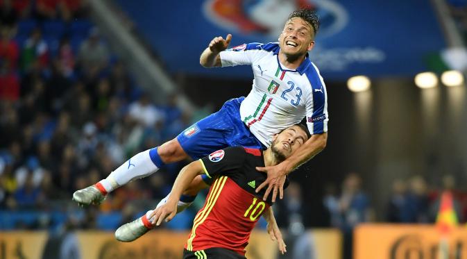 Emmanuele Giaccherini saat berduel dengan Eden Hazard. (AFP/Emmanuel Dunand)