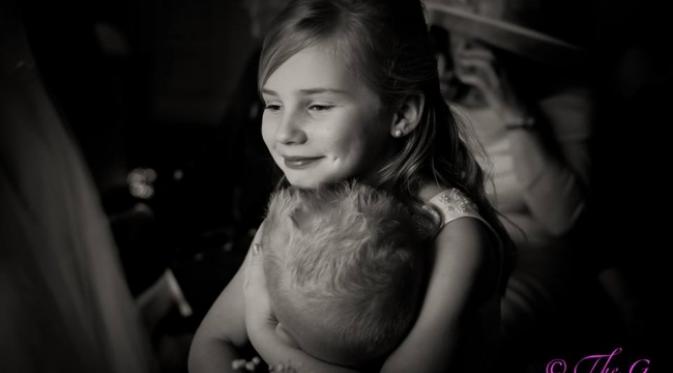 Perkenalkan Regina Wyllie, gadis 9 tahun yang sudah sukses sebagai fotografer pernikahan di Scotlandia. Sumber: Brightside.me.