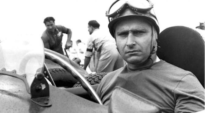 Juan Manuel Fangio, pembalap yang lima kali menjadi juara dunia Formula 1 menjadi tokoh Google Doodle hari ini.