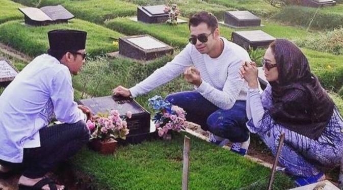 Raffi Ahmad, Ayu Dewi, dan Denny Cagur sambangi makam Olga Syahputra. (Instagram)