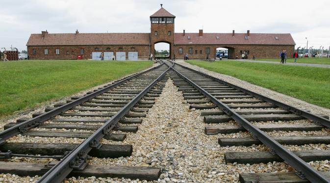 Ternyata kamp konsentrasi Auschwitz terdiri dari 3 kamp utama. Kalau kita cukup teliti, kita bisa menemukan cerita-cerita yang belum pernah kita dengar sebelumnya tentang Auschwitz. (Sumber history.com)