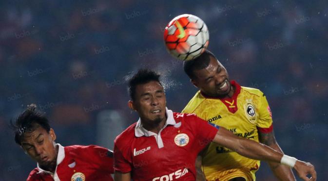 Stoper Persija, Maman Abdurahman (tengah), bakal diuji ketahanannya oleh penyerang-penyarang garang persib. (Bola.com/Nicklas Hanoatubun)