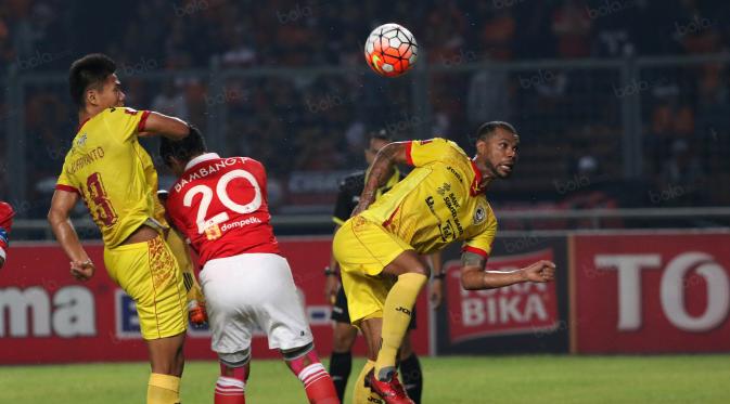 Pemain Sriwijaya FC, Hilton Moreira (kanan) berebut bola dengan Pemain Persija, Bambang Pamungkas (tengah) pada laga Torabika SC 2016 di Stadion Utama Gelora Bung Karno, Jakarta (24/6/2016). (Bola.com/Nicklas Hanoatubun)