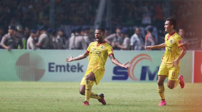 Pemain Sriwijaya FC, Hilton Moreira merayakan gol ke gawang Persija pada laga Torabika SC 2016 di Stadion Utama Gelora Bung Karno, Jakarta (24/6/2016). (Bola.com/Nicklas Hanoatubun)