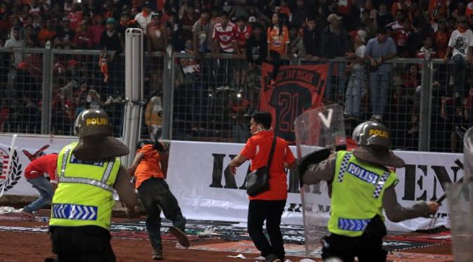 The Jakmania terlibat bentrokan di Stadion Utama Gelora Bung Karno (SUGBK), Senayan, Jakarta Pusat, Jumat tengah malam, 24 Juni 2016. (Liputan6.com/Helmi Fithriansyah)