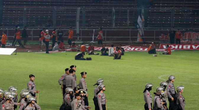 Duel Persija melawan Sriwijaya FC terhenti akibat suporter yang masuk ke lapangan pada laga Torabika SC 2016 di Stadion Utama Gelora Bung Karno, Jakarta (24/6/2016). (Bola.com/Nicklas Hanoatubun)