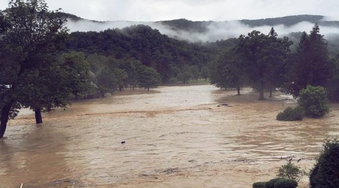Banjir  West Virginia  mengubah lapangan golf jadi sungai (Twitter/@bubbawatson)