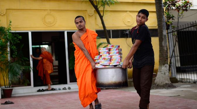 Sudah 6 tahun Biara Dharmarajika di Bangladesh menyediakan makanan buka puasa (Credit: Mahmud Hossain Opu/Al Jazeera)