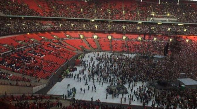 Konser Rihanna di London sepi penonton. (sumber: Mirror)