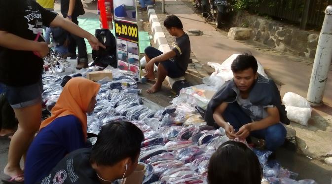 CFD di Jalan MH Thamrin dimanfaatkan sejumlah pedagang pernak-pernik Lebaran. (Liputan6.com/Putu Merta Surya Putra)