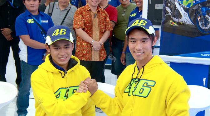 Dua pebalap muda Indonesia, Galang Hendra Pratama dan Imanuel Putra Pratna, siap mencuri ilmu dari pebalap MotoGP, Valentino Rossi. (Bola.com/Wijayanto)
