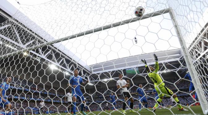 Gol ketiga Jerman ke gawang Slovakia yang dicetak Julian Draxler. (REUTERS/Carl Recine)