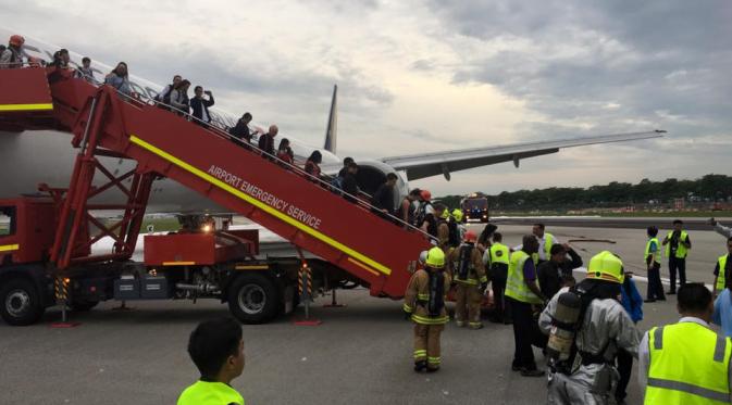 Suasana Evakuasi Penumpang Singapore Airlines yang Terbakar  (Lee Bee Yee)