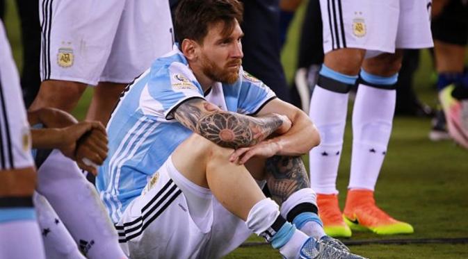 Ekspresi kekecewaan Lionel Messi setelah gagal membawa Argentina juara Copa America 2016. (AFP)