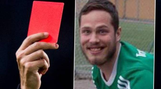 Adam Lindin Ljungkvist (kanan) kentut saat bermain sepak bola, ia diganjar kartu olah wasit. Foto : aftonbladet