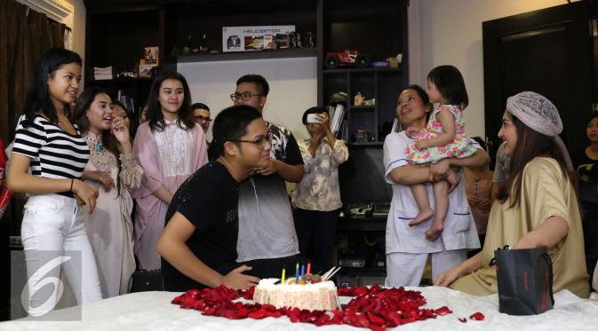 Suasana kebahagiaan di acara ulang tahun yang ke-16 anak kedua Anang Hermansyah, Azriel. [Foto: Herman Zakharia/Liputan6.com]