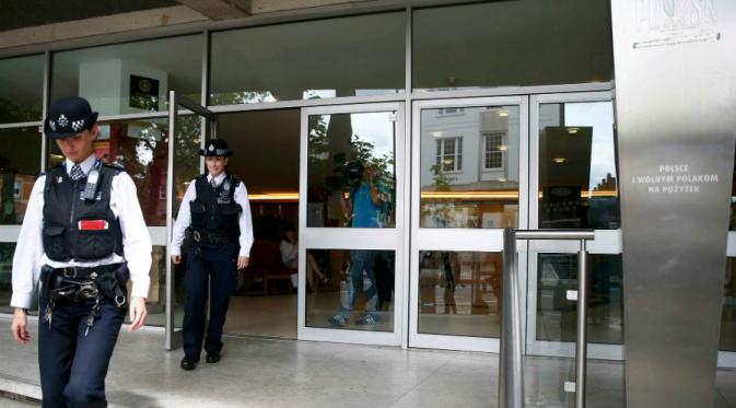 Polisi meninggalkan Polish and Social Cultural Association di Hammersmith (Reuters)