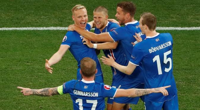 Pemain Islandia merayakan gol yang dicetak Kolbeinn Sigthorsson ke gawang Inggris pada babak 16 besar Piala Eropa 2016 di Stade de Nice, Nice, Selasa (28/6/2016) dini hari WIB. (Reuters/Yves Herman)