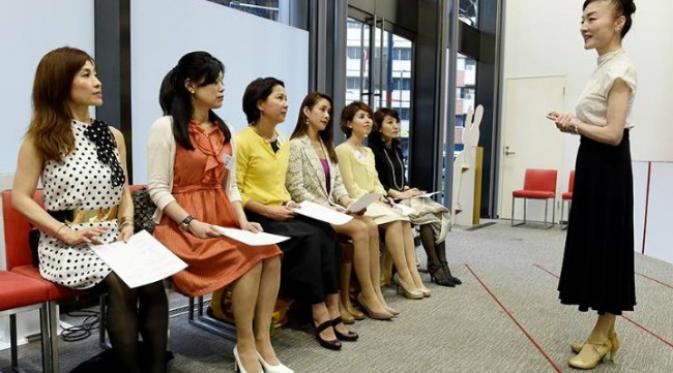 Baru-baru ini di Jepang sedang merebak gerakan untuk mengajak kaum wanita Jepang memakai sepatu hak tinggi. (Sumber The Telegraph)