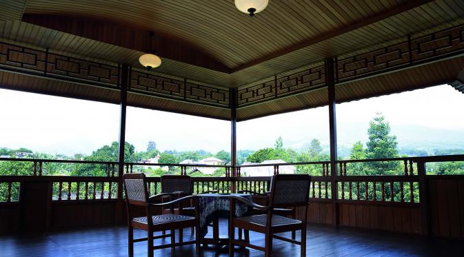 Balkon utama yang memiliki pemandangan segar ini dijadikan sebagai tempat berkumpul keluarga besar Tiffany Kenanga. (Deki Prayoga/Bintang.com)