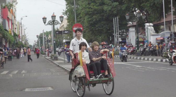 Dean Fujioka dan teman-teman mencoba mengayuh becak yang ditumpangi teman-temannya, di jalanan Malioboro, Yogyakarta (gemtvasia)