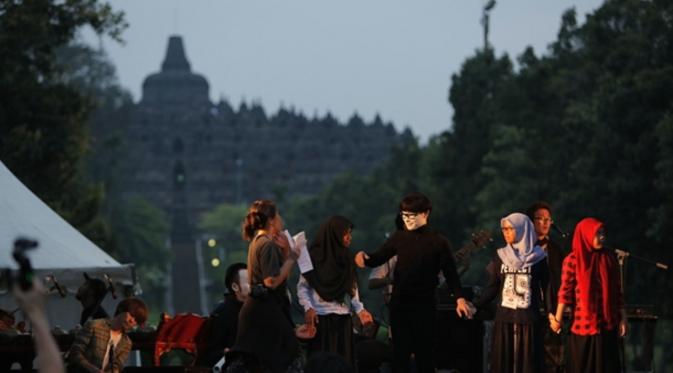 Dean Fujioka menggelar konser bersama anak-anak di pelataran Candi Borobudur di Magelang, Jawa Tengah.