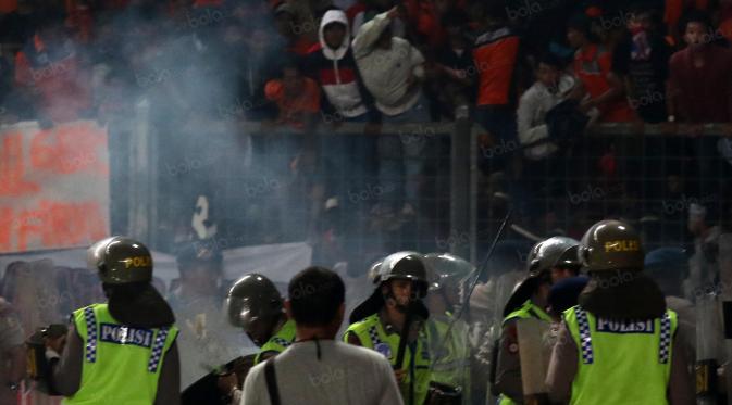 Penggunaan gas air mata dalam kericuhan yang melibatkan oknum The Jakmania di Stadion GBK (24/6/2016) sudah sesuai prosedur. (Bola.com/Nicklas Hanoatubun)