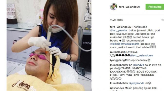 Fero Walandouw tengah melakukan perawatan kulit wajah di sebuah klinik kecantikan. [Foto: Instagram Fero Walandouw]